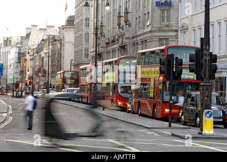 Ein Blick auf Verkehr entlang der Strang in London. Stockfoto