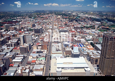 Östlicher Blick über die Stadt Johannesburg von der Spitze des Carlton Centre in Südafrika. Stockfoto