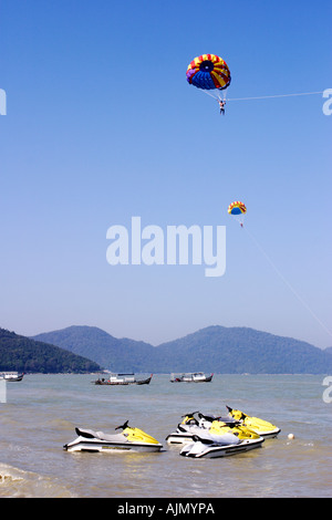 Parasailing und Jet-Ski am Batu Ferringhi Beach, Benang Island, Malaysia Stockfoto