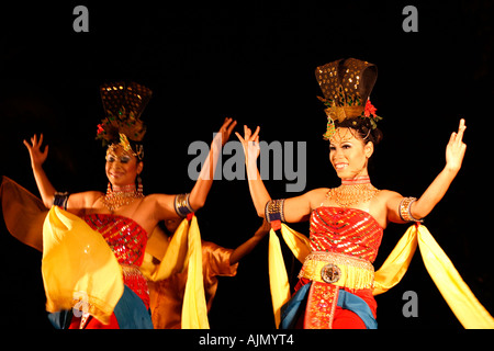 Malaysische Frauen führen einen traditionellen malaysischen Tanz am Batu Ferringhi auf Insel Penang, Malaysia. Stockfoto