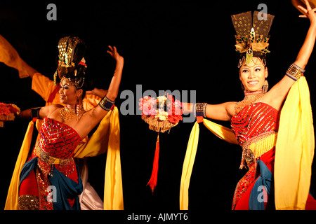 Malaysische Frauen führen einen traditionellen malaysischen Tanz am Batu Ferringhi auf Insel Penang, Malaysia. Stockfoto