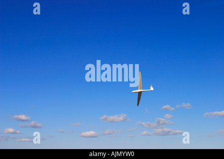 Gleitschirm vor blauem Himmel mit Wolken Stockfoto