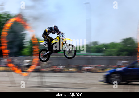 Motorradfahrer auf ein Rennmotorrad Sprung durch einen Ring aus Feuer Stockfoto