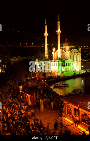 Am 29. Oktober 2007 Unabhängigkeitstag, Istanbul Türkei zeigen Licht und Feuerwerk über Bosporus-Brücke. Stockfoto