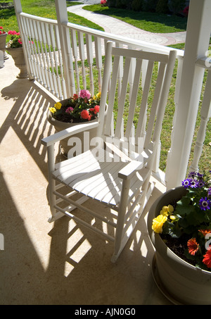 Schaukelstuhl auf sonnige Veranda, USA Stockfoto