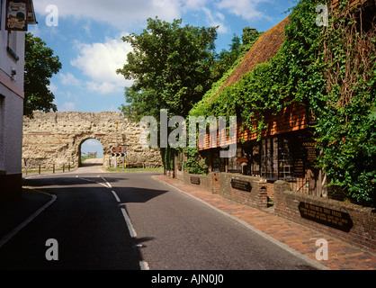 UK England Sussex Pevensey Dorf Mint House und Schloss Eingang Stockfoto