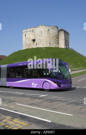 Die neue erste bus 'Ftr' Straße Pkw vorbei Cliffords Turm im Stadtzentrum von York. Stockfoto