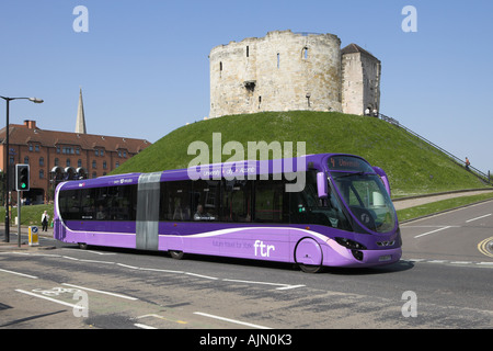 Die neue erste bus 'Ftr' Straße Pkw vorbei Cliffords Turm im Stadtzentrum von York. Stockfoto