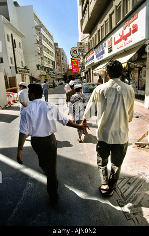 VAE Dubai pakistanischen Migranten Männer Hand in Hand auf Straße Stockfoto