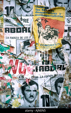 Ecuador Cuenca alte politische Plakate an Wand gerissen Stockfoto