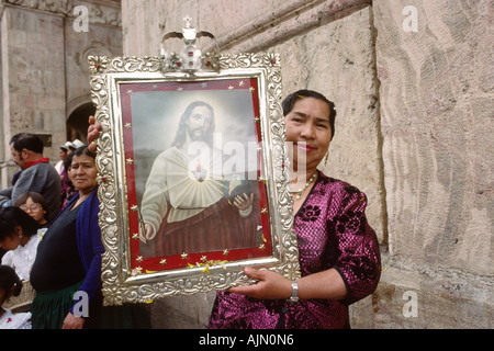 Ecuador Cuenca Religion Frau mit Bild von Jesus Stockfoto