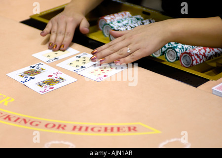 Hände von Frau Croupier einen Blackjack Karte Tisch Umgang die Karten Stockfoto
