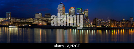 Panorama Canary Wharf und Wolkenkratzer in der Nacht spiegelt sich im Fluss Themse Wasser Porträt London England uk Europa Stockfoto