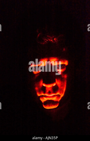 Mann mittleren Alters durch Fackel gruselige Halloween gespenstische Wirkung in der Nacht beleuchtet Stockfoto