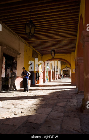 Die Cafés und Geschäfte rund um Jardin Principal der Hauptplatz von San Miguel de Allende, Mexiko Stockfoto