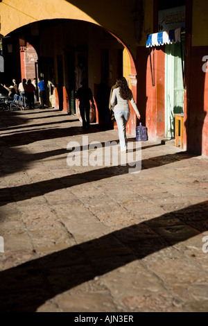 Die Cafés und Geschäfte rund um Jardin Principal der Hauptplatz von San Miguel de Allende, Mexiko Stockfoto