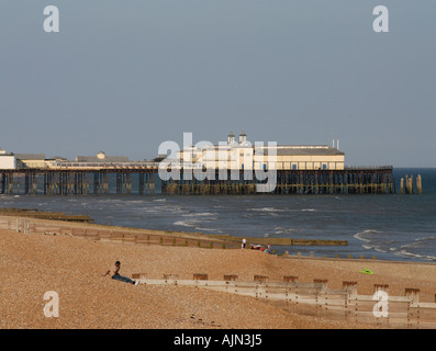 Eine Handvoll Leute genießen die Abendsonne in der Nähe von Hastings Pier Hastings Sussex UK 28. Juli 2006 Stockfoto