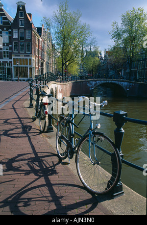 Fahrräder auf einer Brücke über den Kanal Leidse Gracht Amsterdam Holland Stockfoto