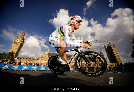 Fabian Cancellara übergibt den Houses of Parliament auf seinem Weg zum Sieg der Prolog-Etappe der Tour de France in London, Großbritannien Stockfoto