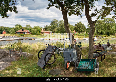 SCHWEDEN STOCKHOLM ARCHIPEL NORRÖRA INSEL TYPISCHEN ARCHIPEL WAGEN AM HAFEN Stockfoto