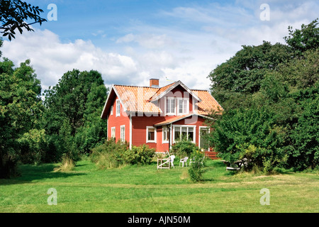 SCHWEDEN STOCKHOLM ARCHIPEL NORRÖRA INSEL TYPISCHEN ROTEN HOLZHAUS Stockfoto