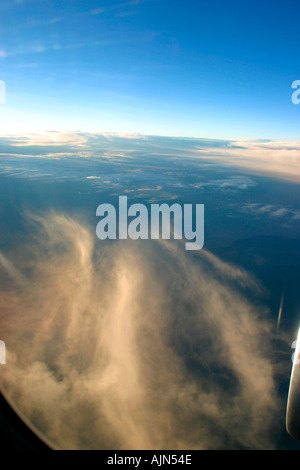 BLICK AUS FENSTER FLUGZEUG Stockfoto
