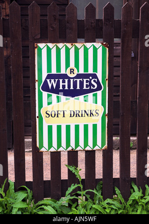 Alten Werbetafel vor Horsted Keynes Bahnhof Werbung weißen alkoholfreie Getränke. Sussex 2006 Stockfoto