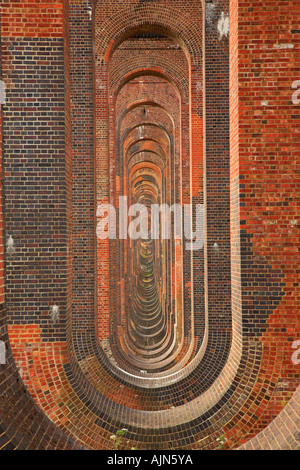 Bunte Mauerwerk von der Balcombe-Viadukt über die Ouse Valley in Sussex. GROßBRITANNIEN 2006 Stockfoto