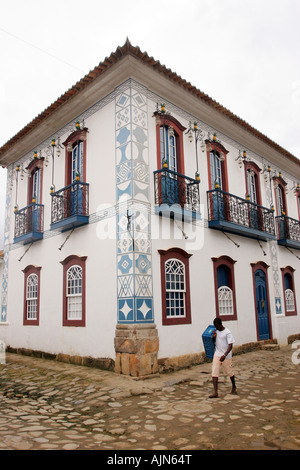Ein einheimischer spazierenden stoned von Paraty, Rio De Janeiro, Brasilien vor eine traditionellen portugiesischen Kolonialstil Gebäude Stockfoto