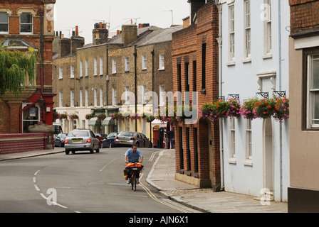 Briefträger, der Briefe auf einem Fahrrad der 2000er Jahre in Großbritannien liefert. Eton High Street. Eton bei Windsor Berkshire England 2006 HOMER SYKES Stockfoto
