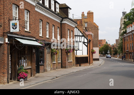 Eton hohe Straße mit Blick auf Eton College Schule Eton nahe nr Windsor Berkshire England 2006 Eton Kapelle Hintergrund Stockfoto