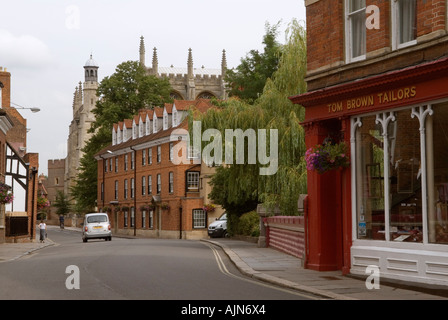 Eton High Street Blick in Richtung Eton College Schulkapelle Eton in der Nähe von Windsor Berkshire Tom Brown Schneider der Schule Uniform Shop, England 2006 Stockfoto