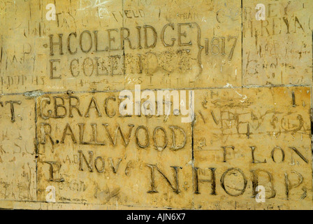 Graffiti geschnitzte Initialen, Namen von ehemaligen Schülern, Jungs des Eton College an den Wänden des Klosters. Eton School. Windsor England 2000er 2006 HOMER SYKES Stockfoto