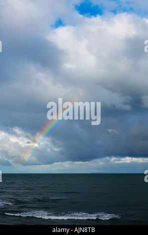 Regenbogen über Lundy Island und Bideford Bucht in den Bristolkanal vor der North Devon Coast, England. Stockfoto