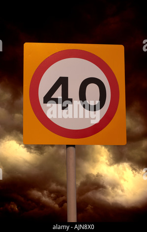 VIERZIG MEILEN EINE STUNDE SPEED LIMIT STRAßENSCHILD MIT STÜRMISCHEN HIMMELSHINTERGRUND Stockfoto