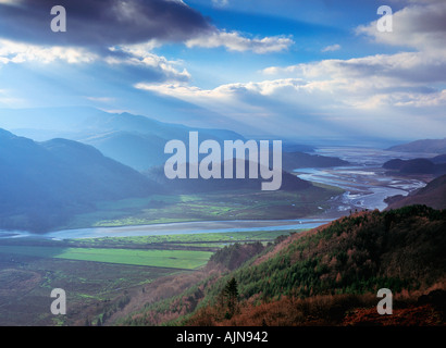 Blick entlang des Flusses Afon Mawddach mit Mt Cader Idris auf der linken Snowdonia National Park Wales Großbritannien Stockfoto