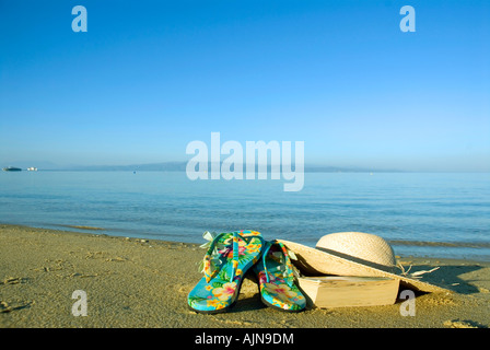 Buchen Sie Urlaub Requisiten Sterne Sonnenhut auf Gewässern Rand sandigen Strand am Mittelmeer blauen Meeres und des Himmels im Hintergrund Stockfoto