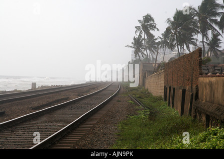 Die Bahnlinie, die direkt am Strand entlang und in die Hauptstadt von Sri Lanka, Colombo ausgeführt wird. Stockfoto