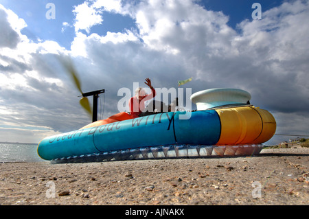 Wissenschaftler in seinem 70 s treibt seine Pedal powered Hovercraft, eine Slipanlage an den Fluss Solent nahe dem Welten nur Luftkissenfahrzeug-Museum Stockfoto