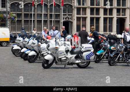 Polizei-Motorräder auf dem Grote Markt Platz in Antwerpen, Belgien Stockfoto