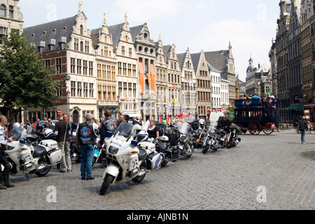 Polizei und Biker auf dem Grote Markt Platz, Antwerpen, Belgien Stockfoto