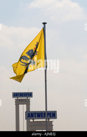 Flämische Flagge über Antwerpen anmelden Hafen Antwerpen Stockfoto