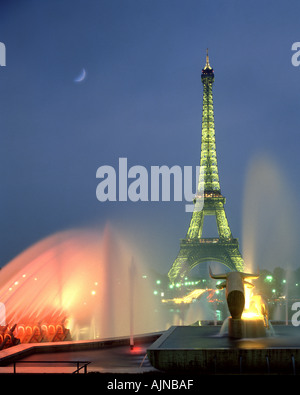 FR-PARIS: Eiffelturm bei Nacht von Palais de Chaillot gesehen Stockfoto