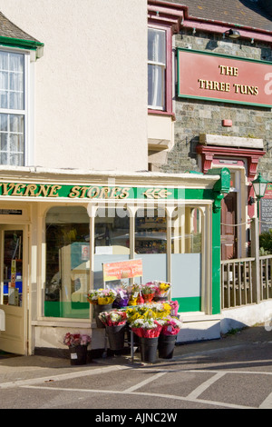 Der Gemischtwarenladen und "Die drei Tonnen" Wirtshaus, St. Keverne, Cornwall Stockfoto