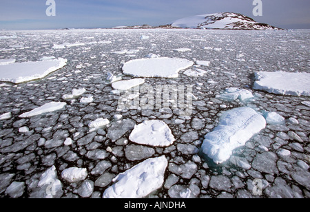 Meereis und Eisbergen, die vor der Küste der Antarktis bilden Stockfoto