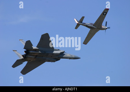 North American P-51C/D Mustang und McDonnell Douglas Boeing F - 15C Eagle Stockfoto