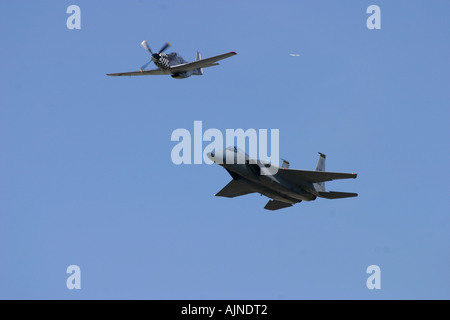 North American P-51C/D Mustang und McDonnell Douglas Boeing F - 15C Eagle Stockfoto