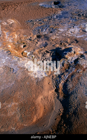 Suphur-Ablagerungen hinterlassen in dieser kalten Wüste am Geothermiefeld Hverarond im Nordosten Islands, in der Nähe des Vulkans Krafla, Island, lebendige Farben. Stockfoto