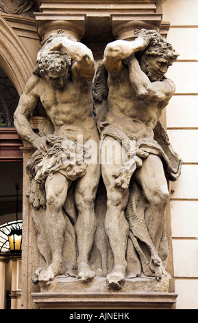 Stein-Statuen über eine Tür, Architekturdetail, Prag, Tschechische Republik, Europa Stockfoto