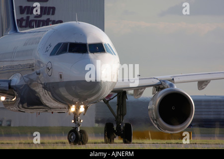 Lufthansa Airbus A320 Rollen für Abflug am Flughafen London Heathrow, Vereinigtes Königreich Stockfoto